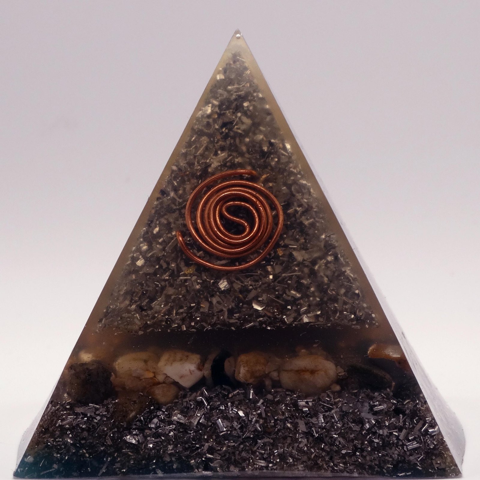 Pirámide Orgonita Talla L · Grafito Tres Niveles · Cuarzos de Río · Espiral Cobre · Fórmula Karl Hans Welz · Orgonitum - Image 4