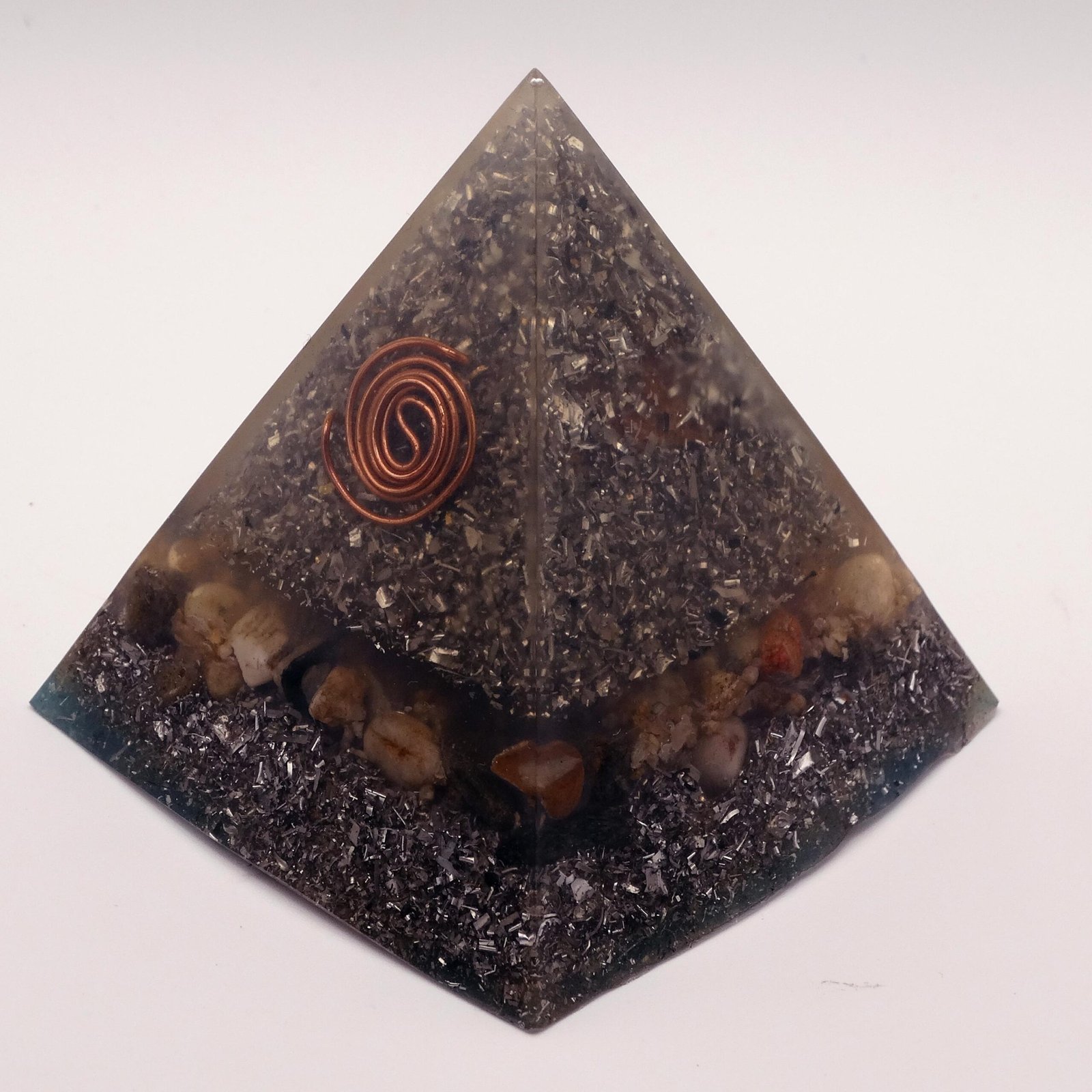 Pirámide Orgonita Talla L · Grafito Tres Niveles · Cuarzos de Río · Espiral Cobre · Fórmula Karl Hans Welz · Orgonitum - Image 2