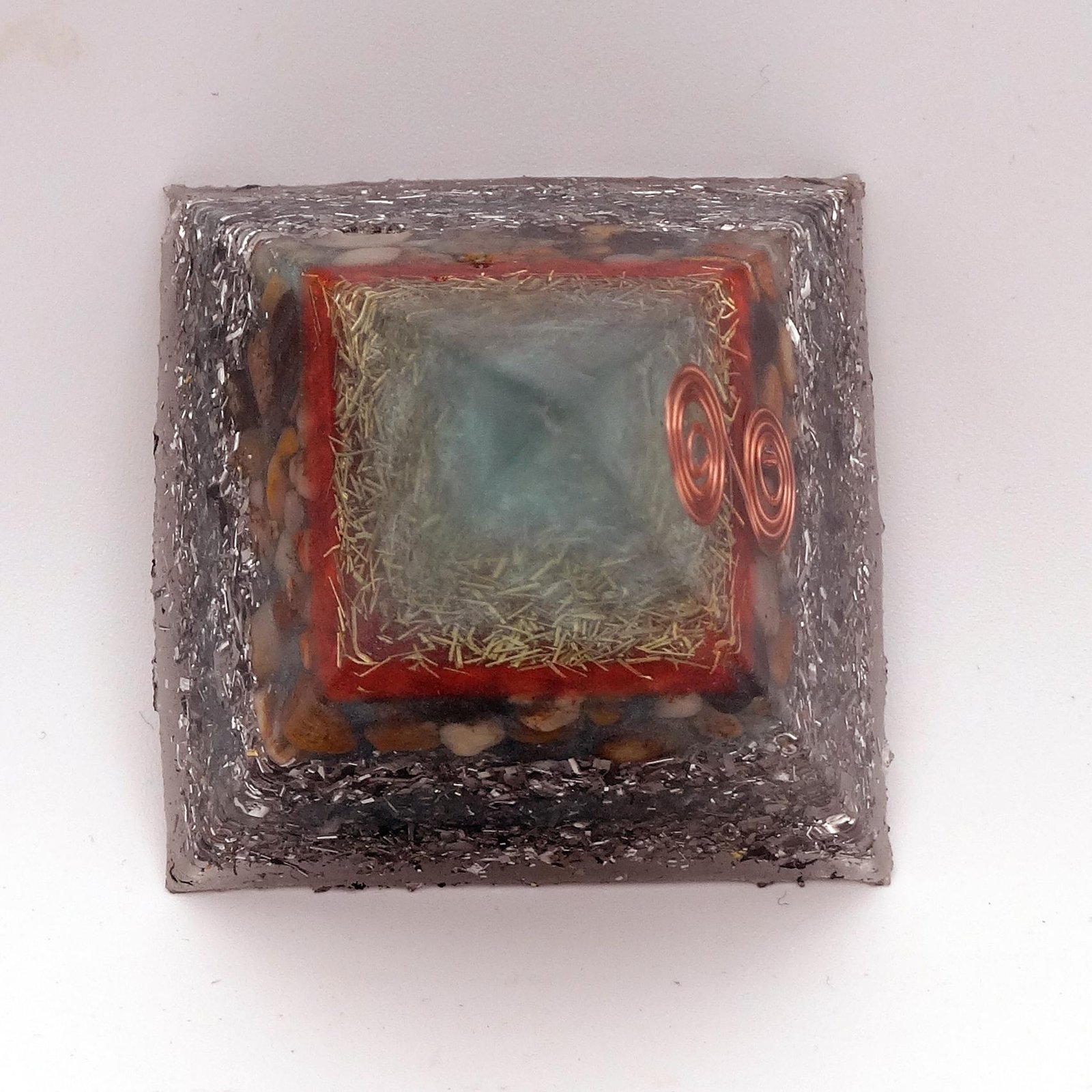 Orgonita Pirámide Talla S · Turquesa y Burdeos · Doble Espiral Cobre · Cuarzo y Latón · Generador Orgón · Karl Hans Welz - Image 4