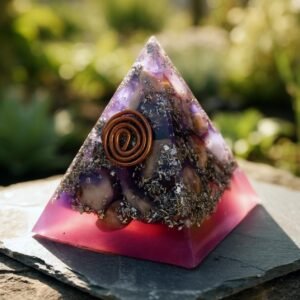 Pirámide Orgonita Talla XL · Violeta y Magenta · Cuarzo Blanco · Espiral Cobre · Fórmula Karl Hans Welz · Orgonitum
